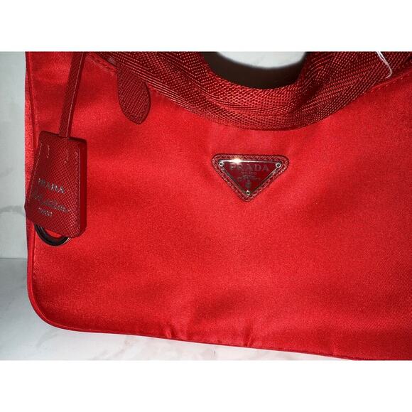 Prada Re-Edition Nylon Shoulder Bag in Rosso - Picture 2 of 7